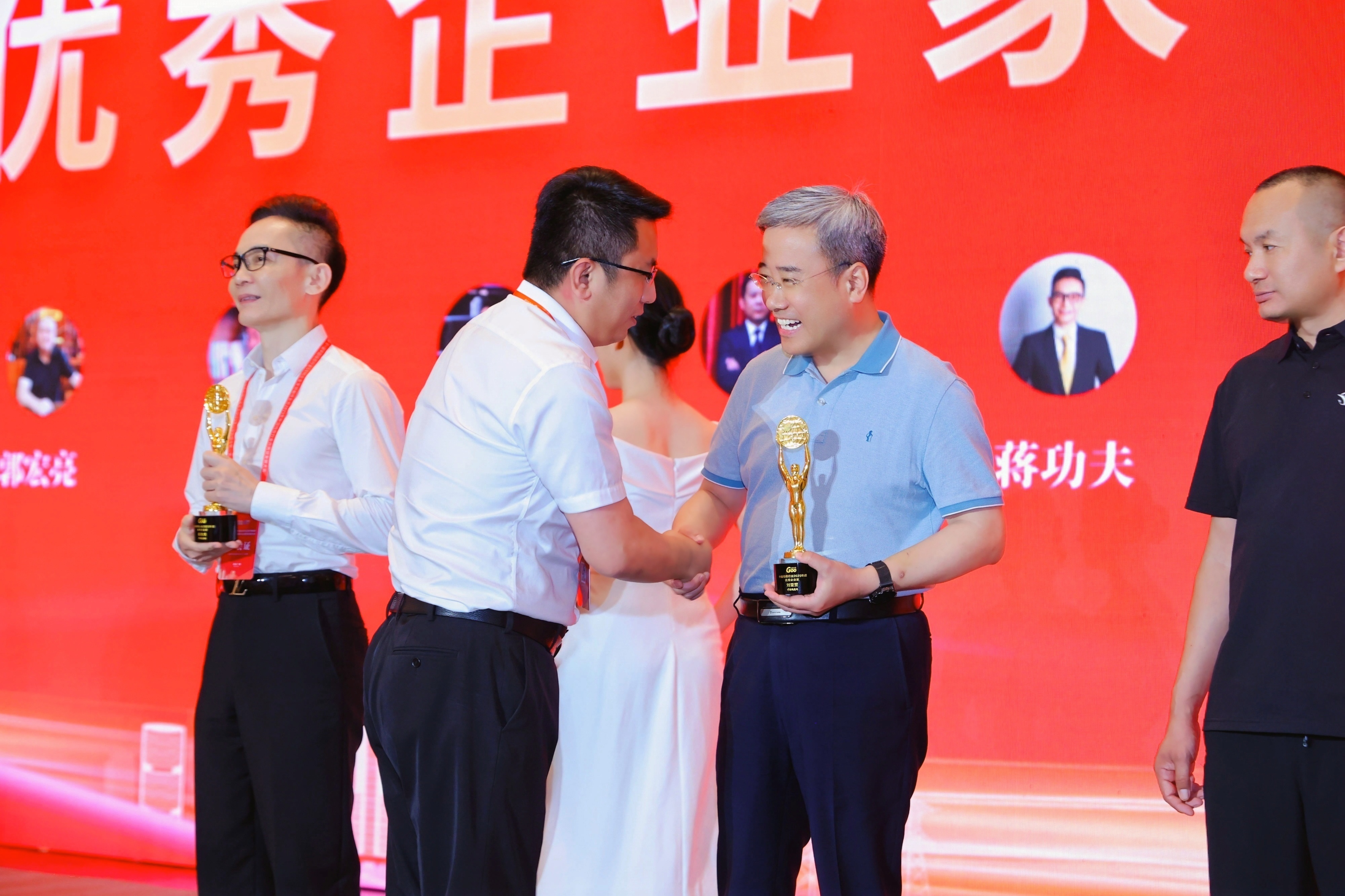 青纜副董事長總經(jīng)理劉亞罡榮獲 第一屆中國線纜行業(yè)“優(yōu)秀企業(yè)家”稱號(hào)(圖1)